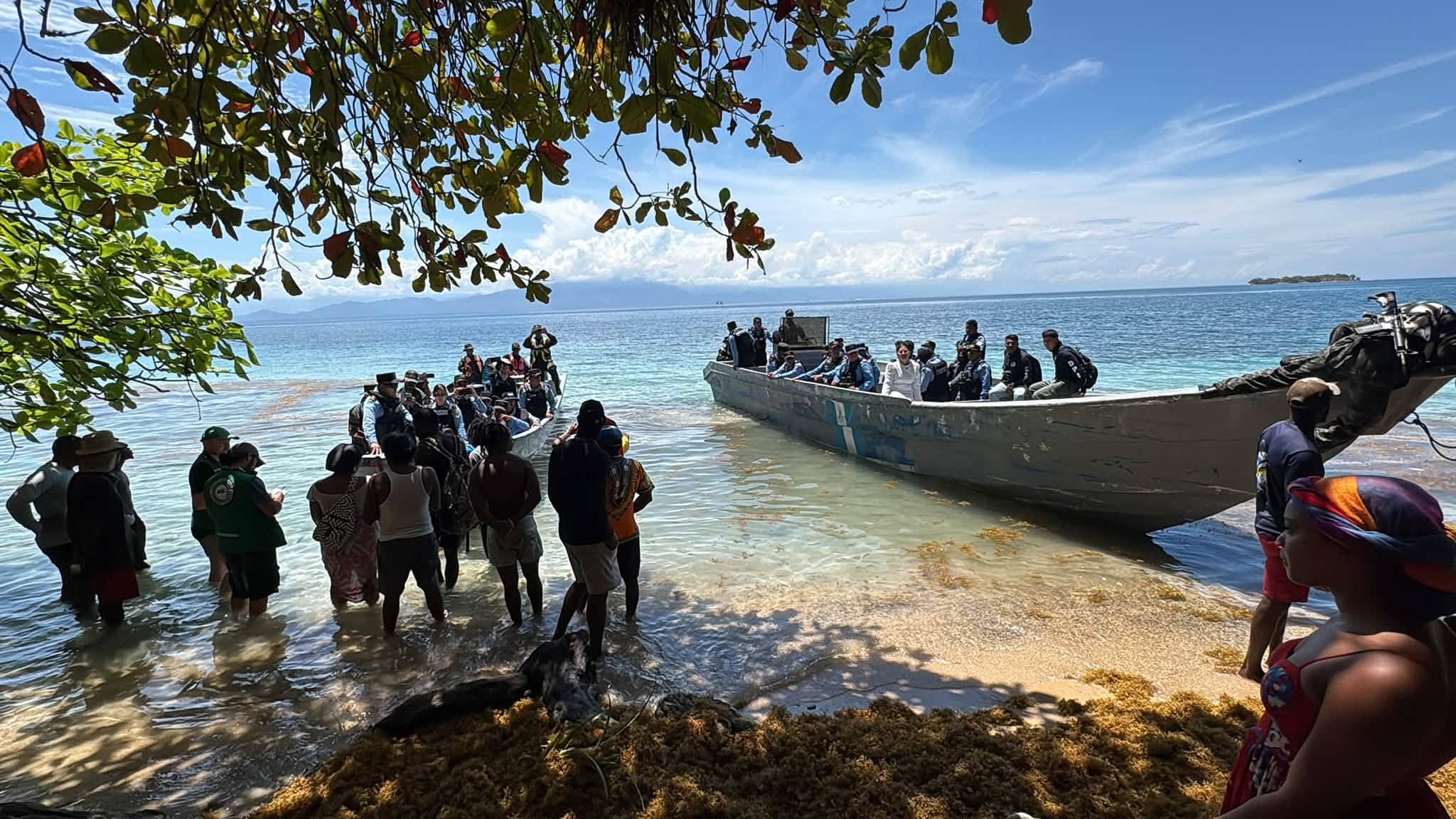 Tercer campamento garífuna instalado en playa Uvas, Cayos Cochinos.